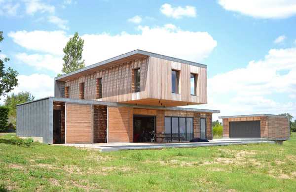 Réalisation d'une maison individuelle contemporaine avec bois et béton dans un esprit Loft par un architecte à Toulon.