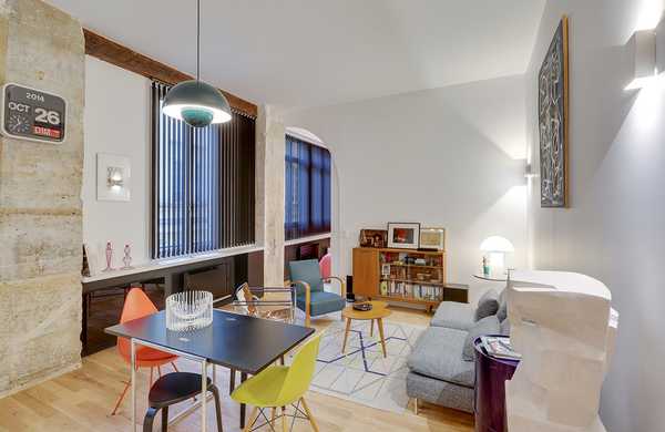 Ce studio type loft est transformé en appartement 3 pièce par un architecte à Toulon