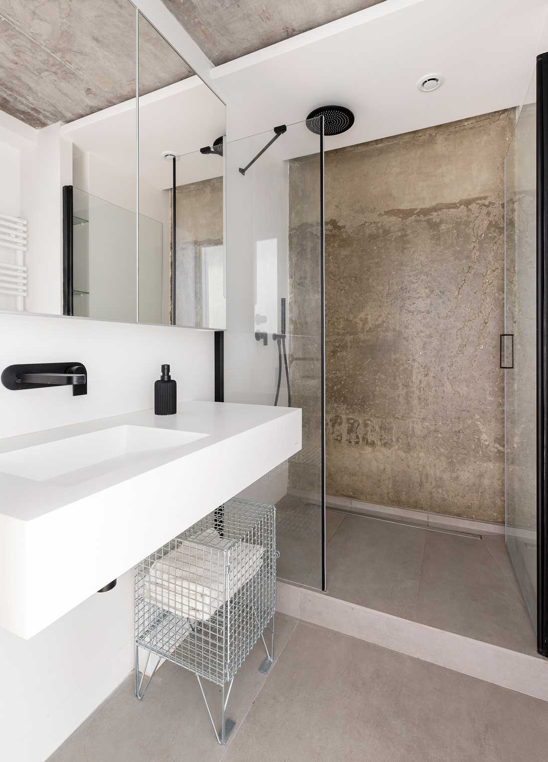 Salle de bain aménagé par un architecte dans un appartement neuf à Toulon