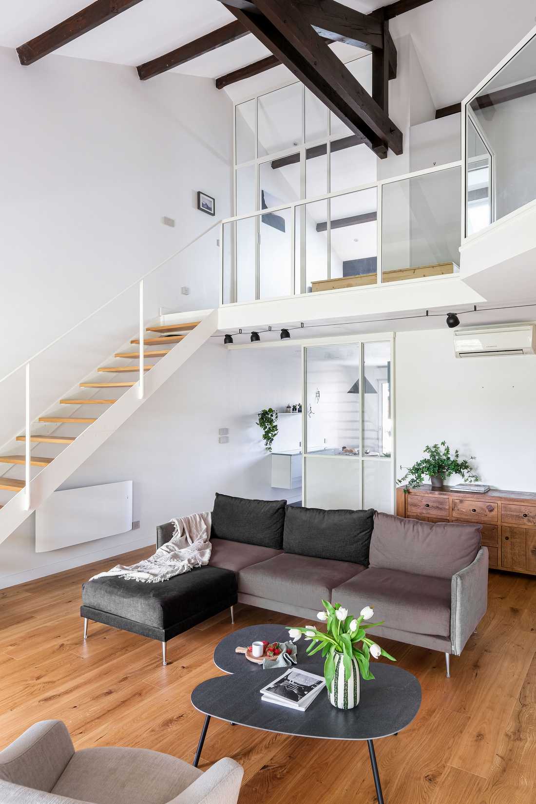 Un architecte réalise une maison contemporaine avec structure poteaux-poutres dans le Var