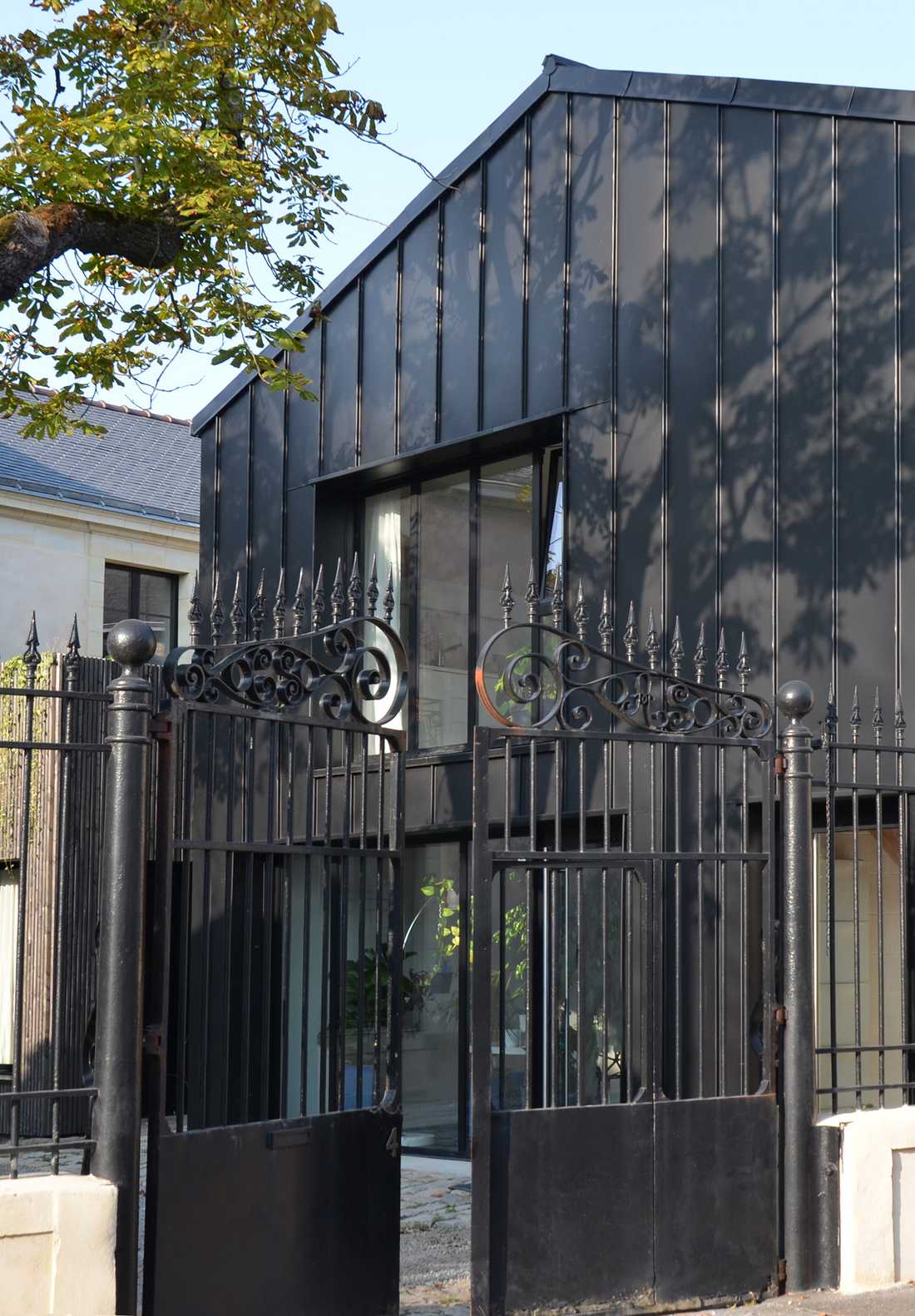 Extension contemporaine d'une maison ancienne conçue par un architecte dans le Var
