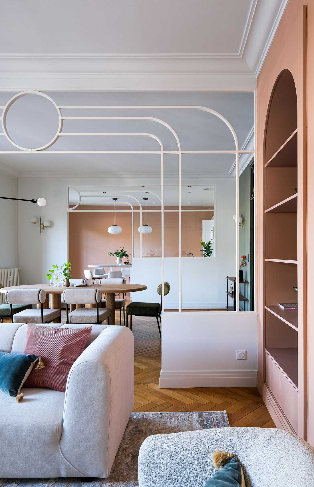 Un architecte d'intérieur à Toulon aménage la pièce de vie d'un appartement ancien