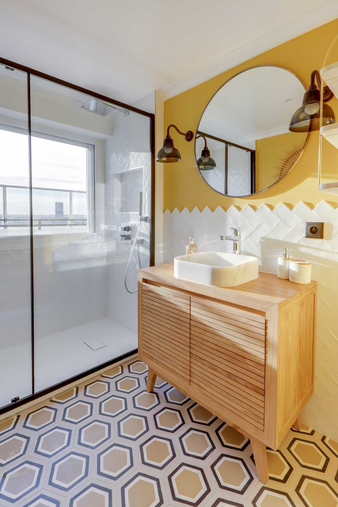 Salle de bain moderne avec une peinture jaune safran