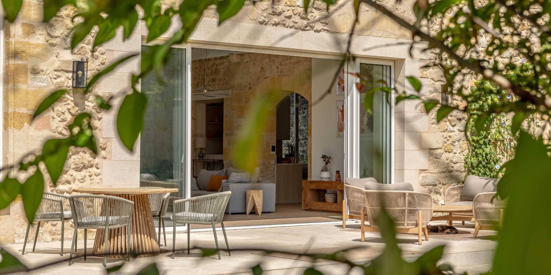 Jardin méditerranéen d'une maison en pierre  aménagé par un jardinier-paysagiste