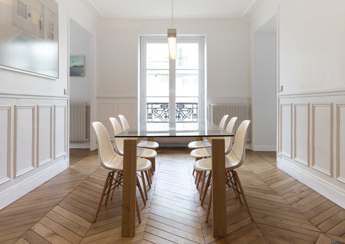 Salle à manger d'un appartement haussmannien rénové dans la région Sud