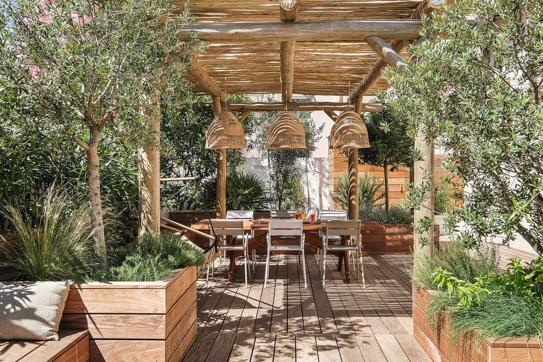 Aménagement d'une terrasse en bois par un jardinier paysagiste à Toulon
