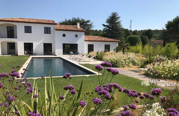 Jardin méditerranéen à la végétation provençale aménagé par un jardinier paysagiste à Toulon.