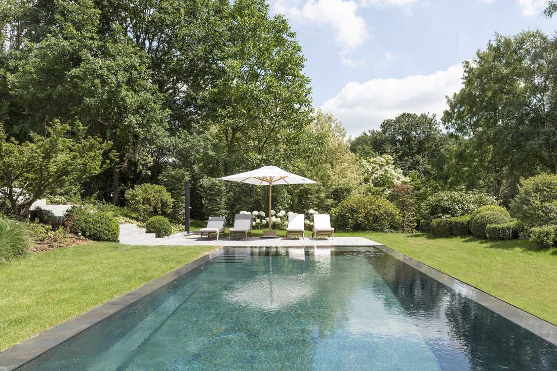 Piscine d'un jardin à débordement concu par un paysagiste à Toulon