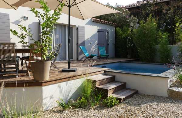 Jardin écologique avec une micro piscine carrée