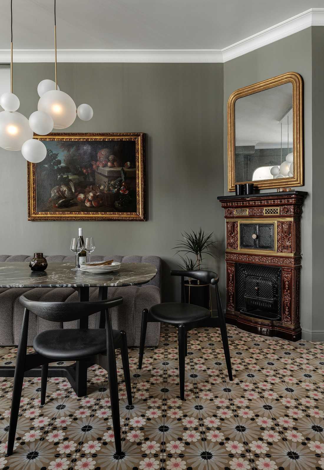 Dining room with old fireplace renovated by an interior designer in Var