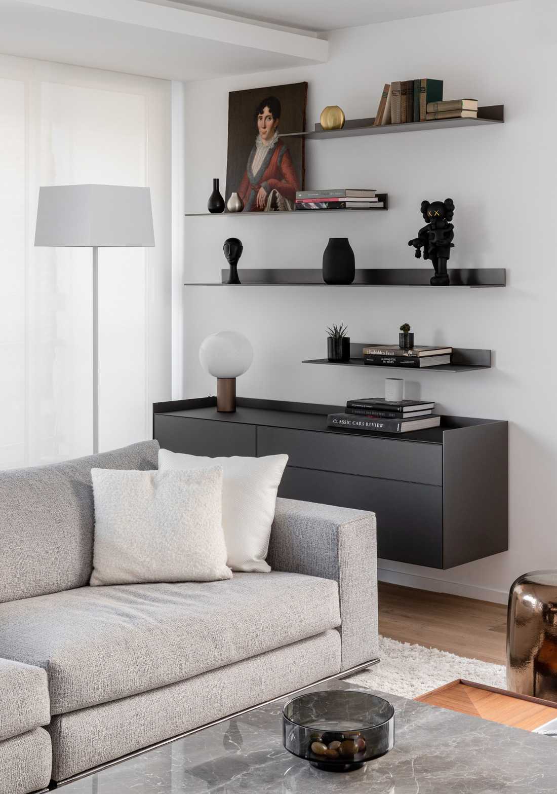 Canapé Minotti dans le salon d'un appartement rénové par un architecte d'intérieur dans le Var