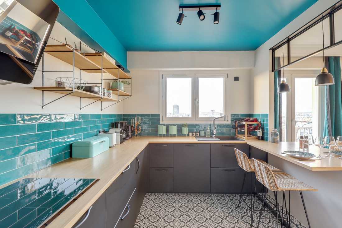 Plan de travail de la cuisine d'un appartement rénové par un architecte dans le Var