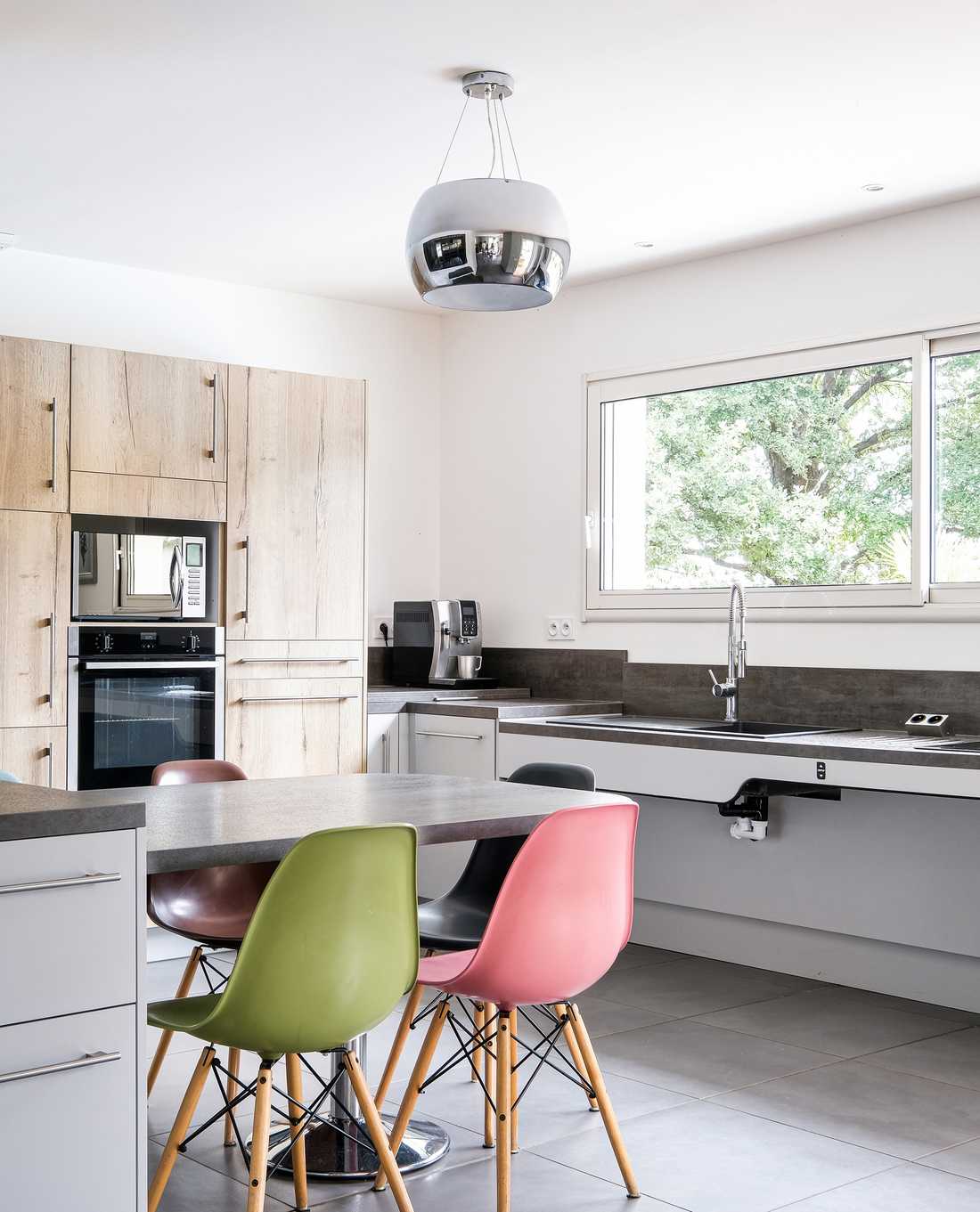 Un architecte d'intérieur in Toulon aménage une cuisine accessible aux personnes à mobilité réduite PMR)