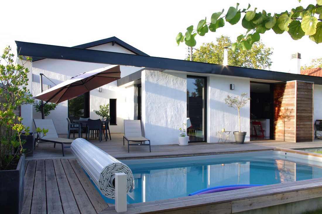 Aménagement d'une piscine par un architecte spécialiste des extensions de maison à Toulon