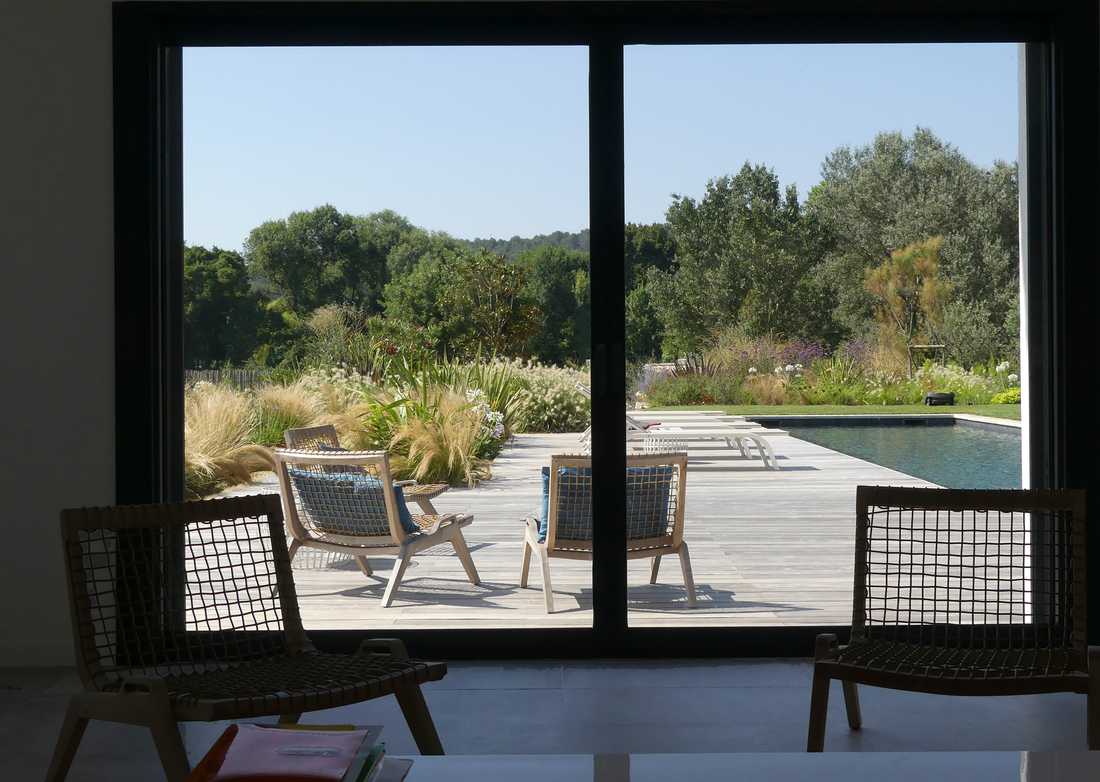 Baie vitrée sur jardin avec piscine