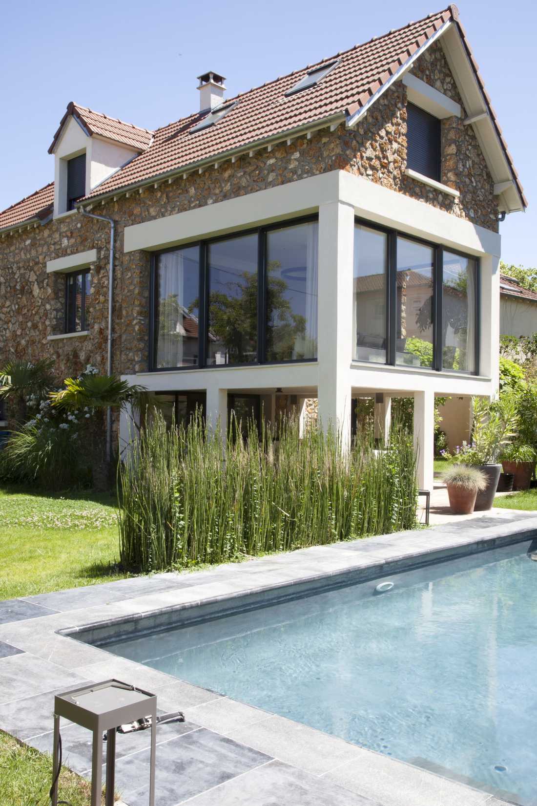 Contemporary extension of a Meulière house