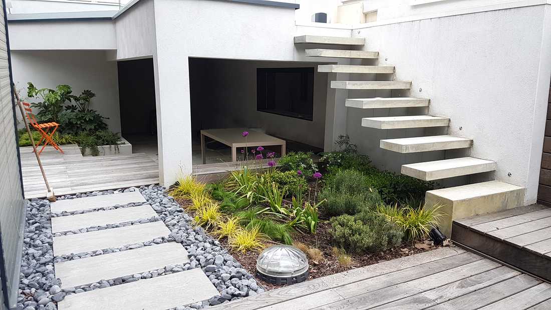 Jardin contemporain aménagé par un jardinier paysagiste à Toulon