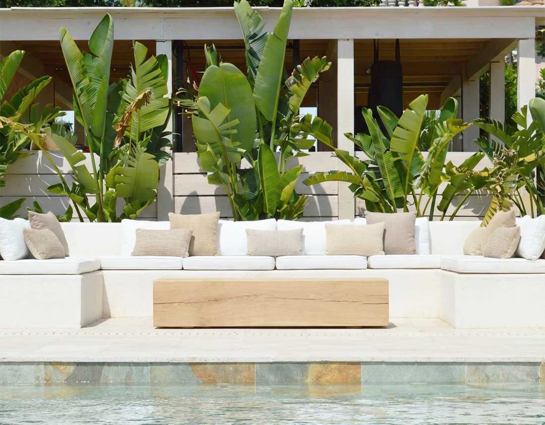 Abords de piscine avec textures minerales