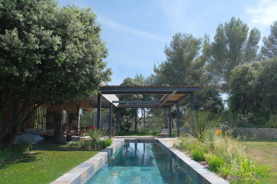 Un paysagiste à Toulon aménage un couloir de nage dans le jardin provençal d'une maison contemporaine