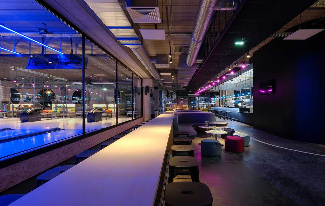 Restaurant - bar d'un bowling aménagé par un architecte dans le Var