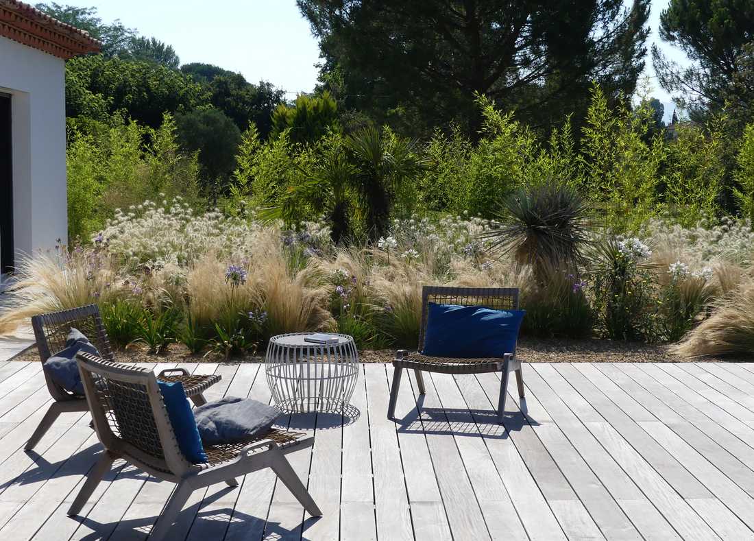 Terrasse aménagée par un jardinier paysagiste dans la région Sud