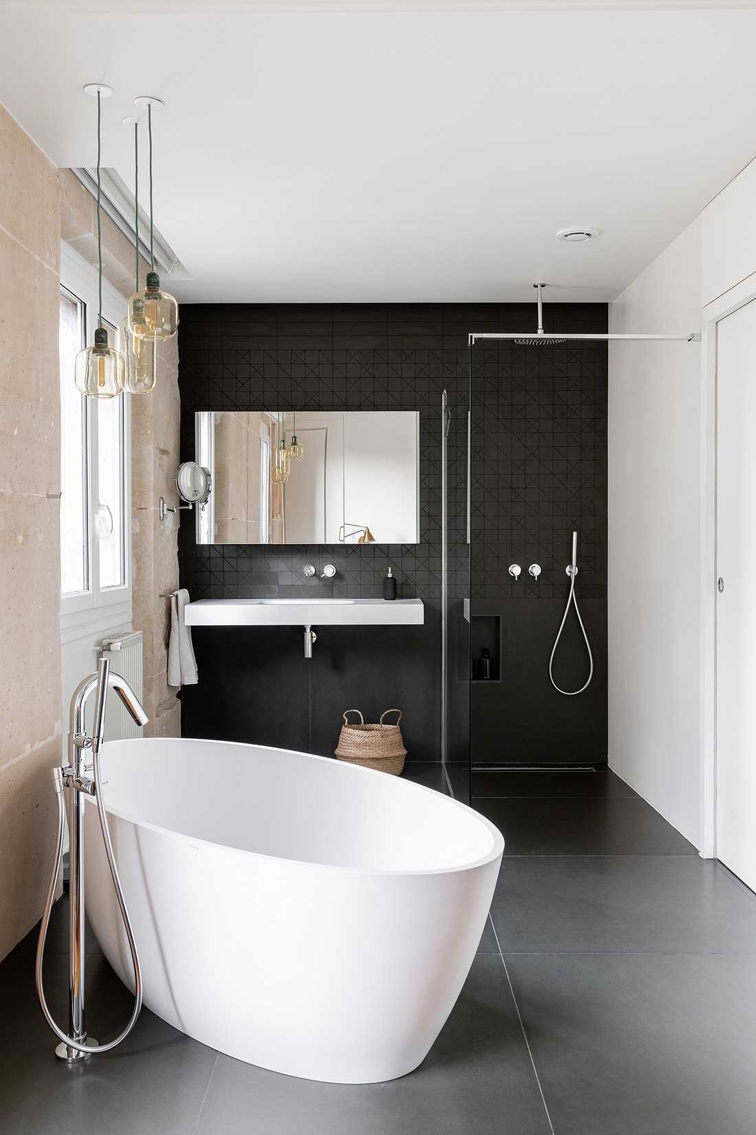 Salle de bain avec baignoir centrale aménagée par un architecte d'intérieur à Toulon 