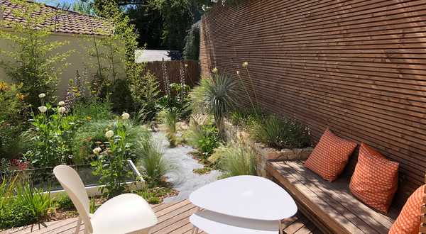 Micro-jardin urbain aux massifs naturalistes à Toulon