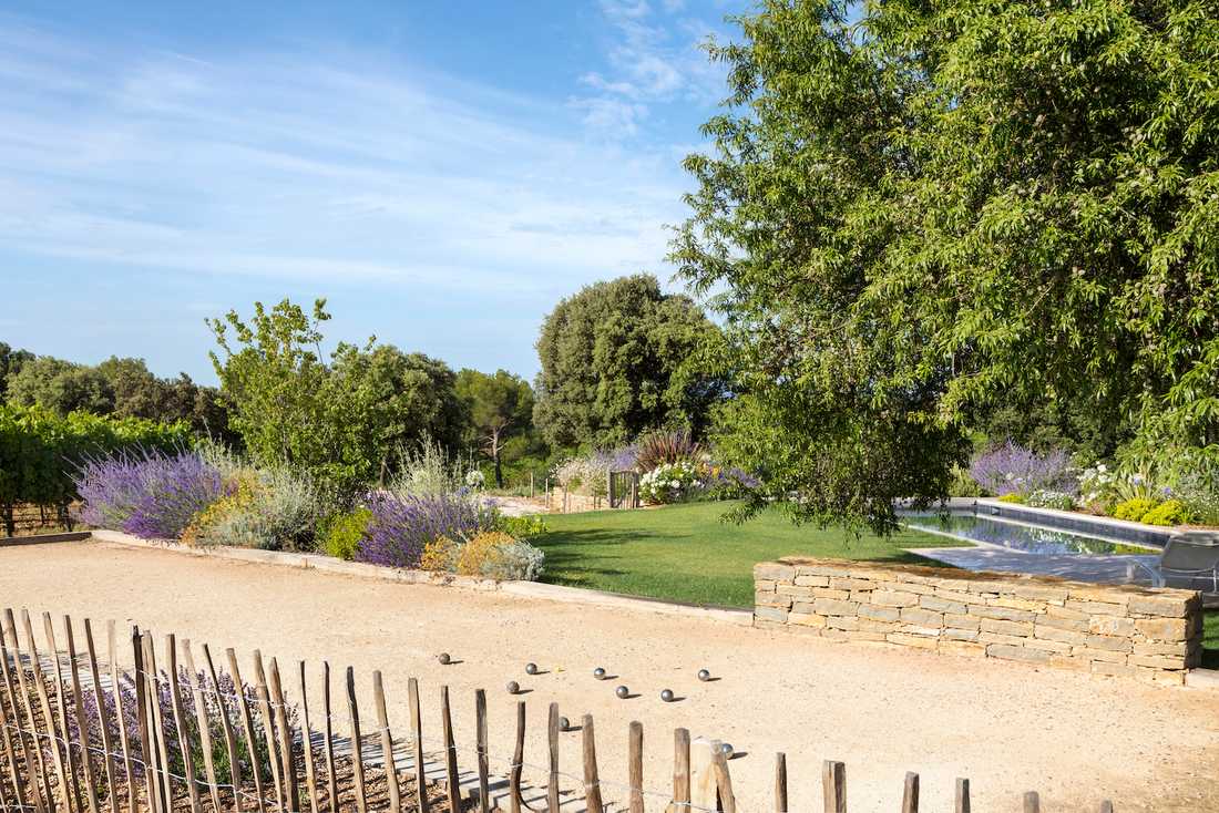 Jardin chic et authentique en Provence - terrain de pétanque