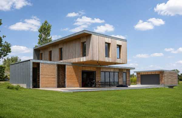 Réalisation d'une maison individuelle contemporaine avec bois et béton dans un esprit Loft par un architecte à Toulon.