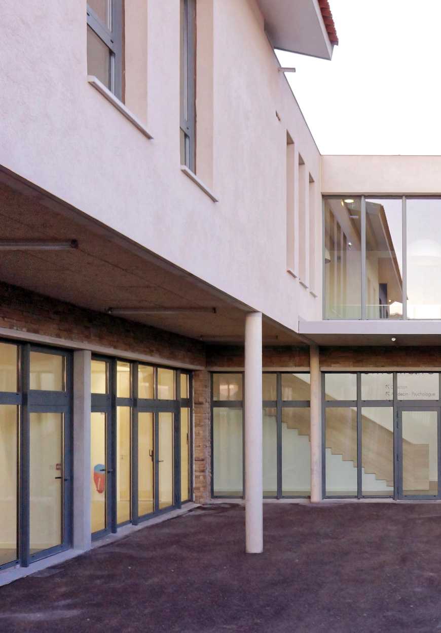 Un architecte assure la maîtrise d'œuvre dans le construction d'une école à Toulon