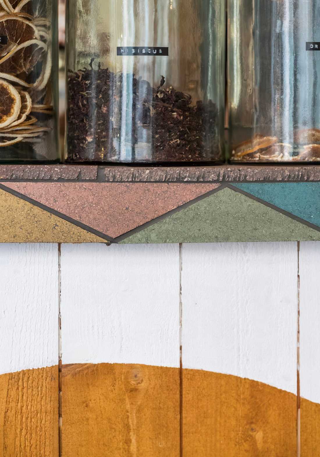 Bar en terre compacté et bois