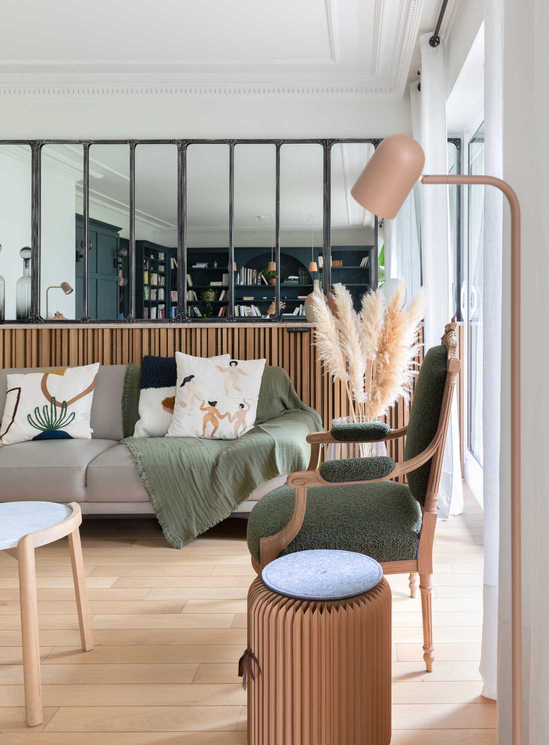 Séparation entre un salon et une cuisine avec une verrière conçue par un décorateur d'intérieur in Provence-Alpes-Côte d'Azur