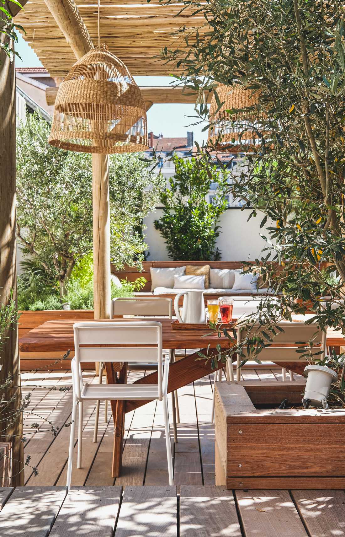 Wooden terrace apartment designed by a landscape gardener in Toulon