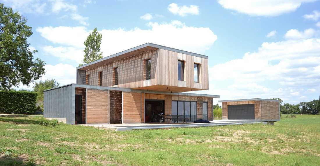 Maison d'architecte en bois en forme de L