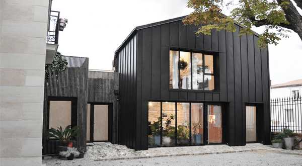 Extension contemporaine d'une maison ancienne par un architecte à Toulon