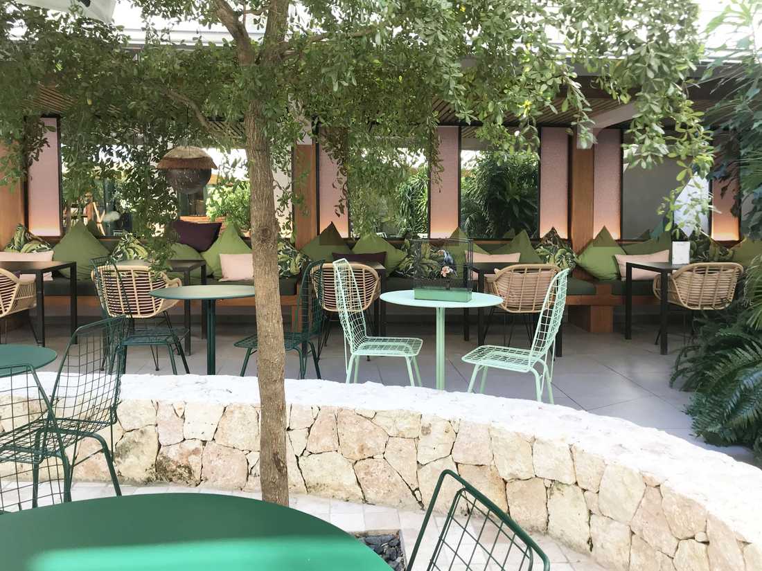 Restaurant avec jardin amenagé par un architecte