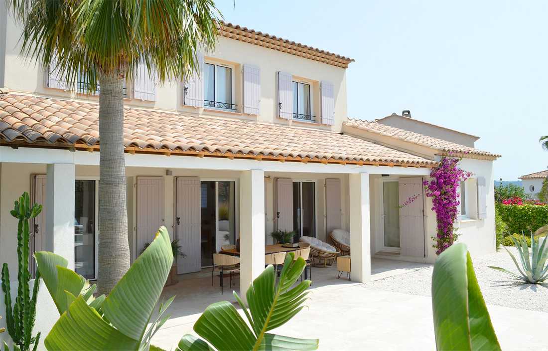 Terrasse couverte a côté d'une piscine à Saint-Tropez