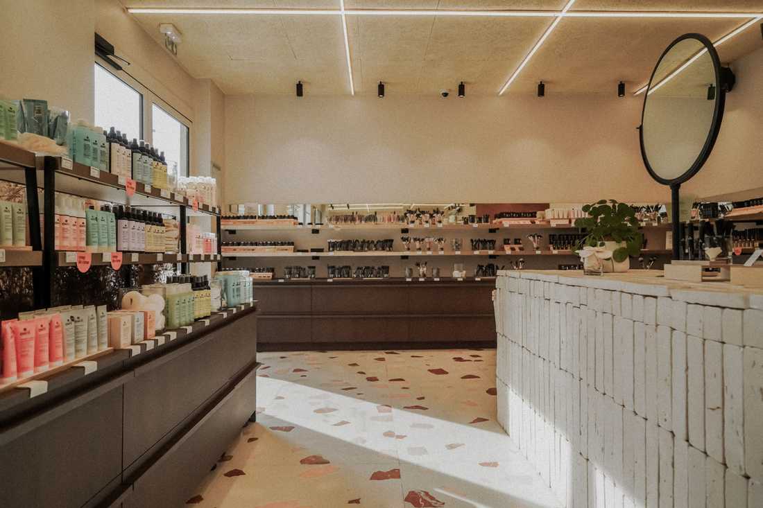 Rénovation intérieure d'une boutique de cosmétiques par un architecte d'intérieur