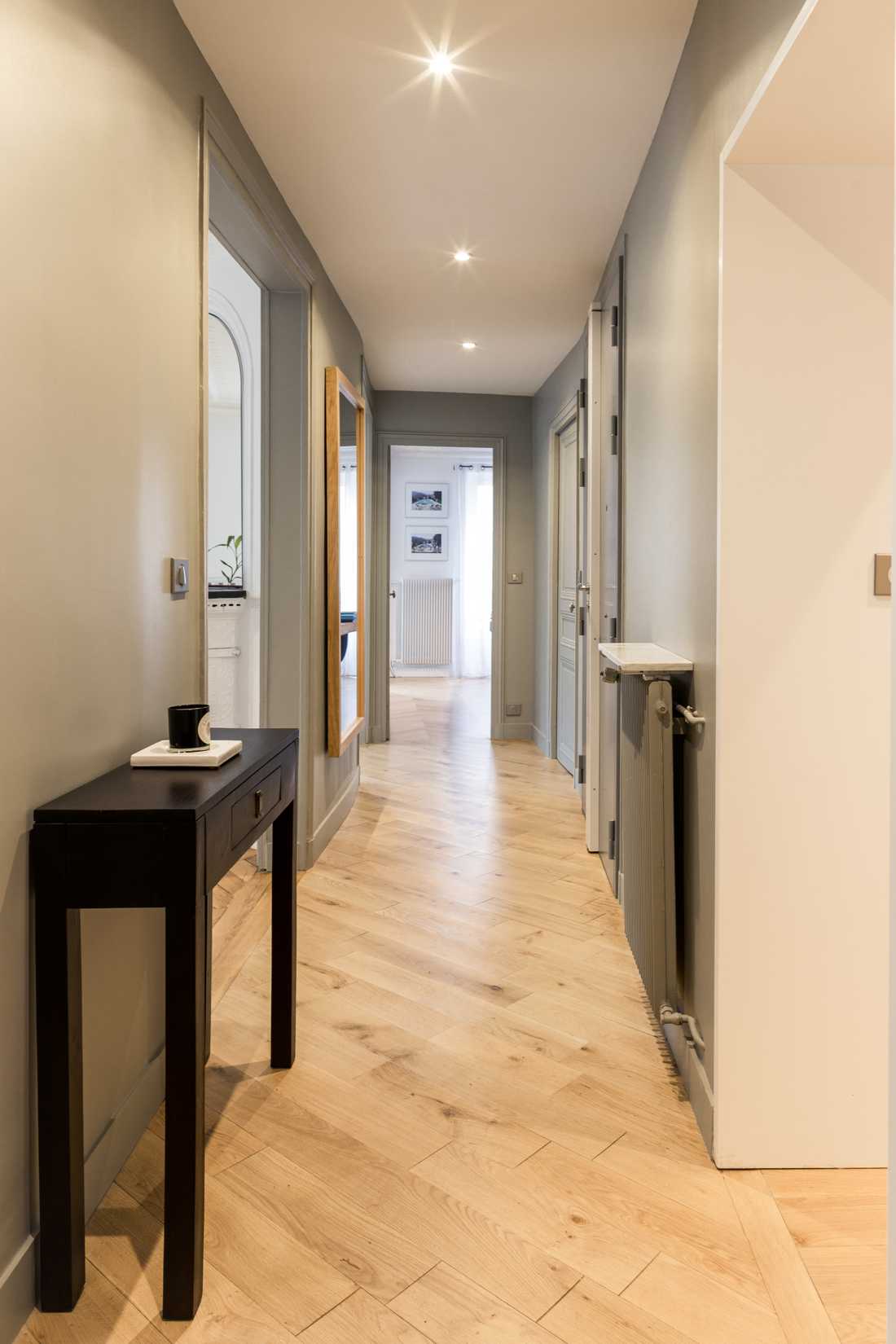 Couloir d'un appartement haussmannien renovée par un architecte d'interieur à Toulon