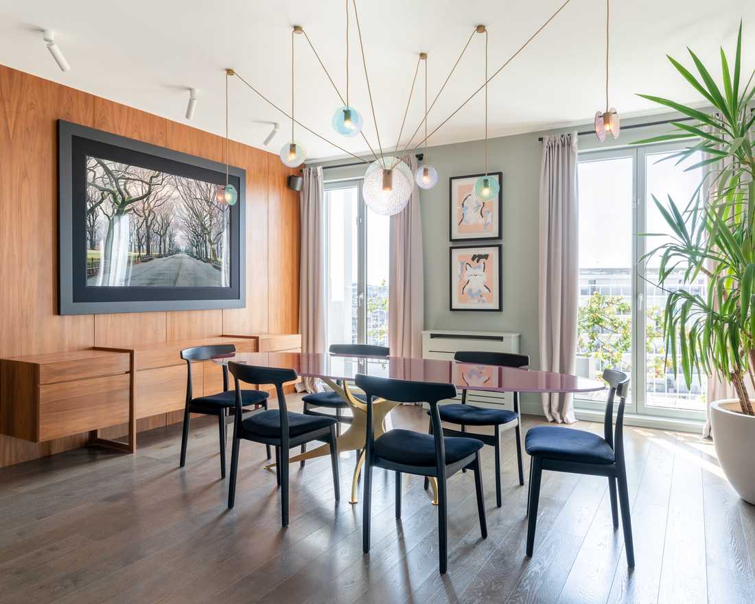 Relooking d'une salle à manger avec mobilier vintage et suspension de créateur