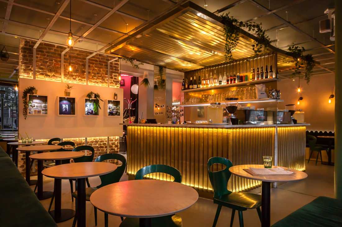 Bar du restaurant après les travaux d'aménagement par un architecte à Toulon
