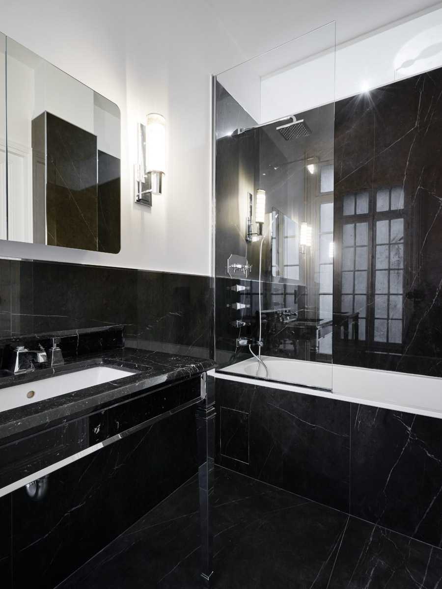 Salle de bain noire design dans le Var