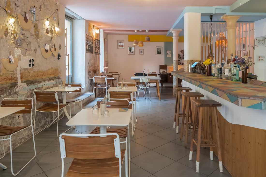 Salle de restauration rénovée par un architecte d'intérieur