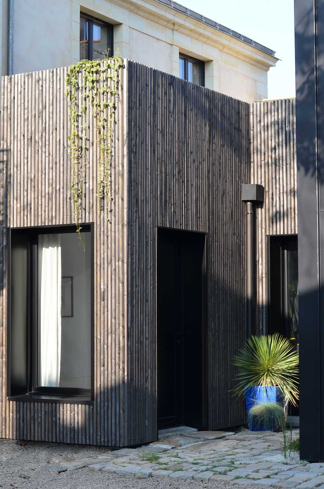 Un architecte réalise une extension contemporaine avec bardage bois dans le Var