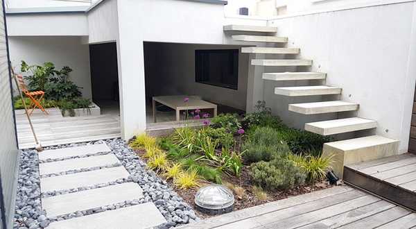 Création d'un jardin contemporain pour une maison neuve dans la région Sud