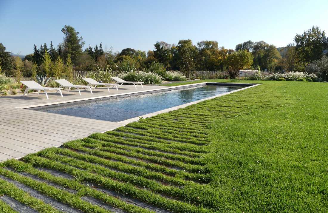 Jardin avec piscine dans le Var