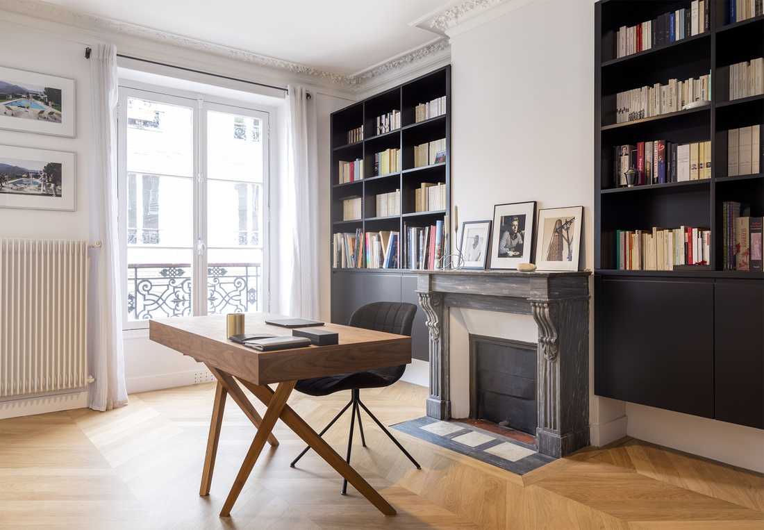 Bureau design dans un appartement haussmannien dans le Var