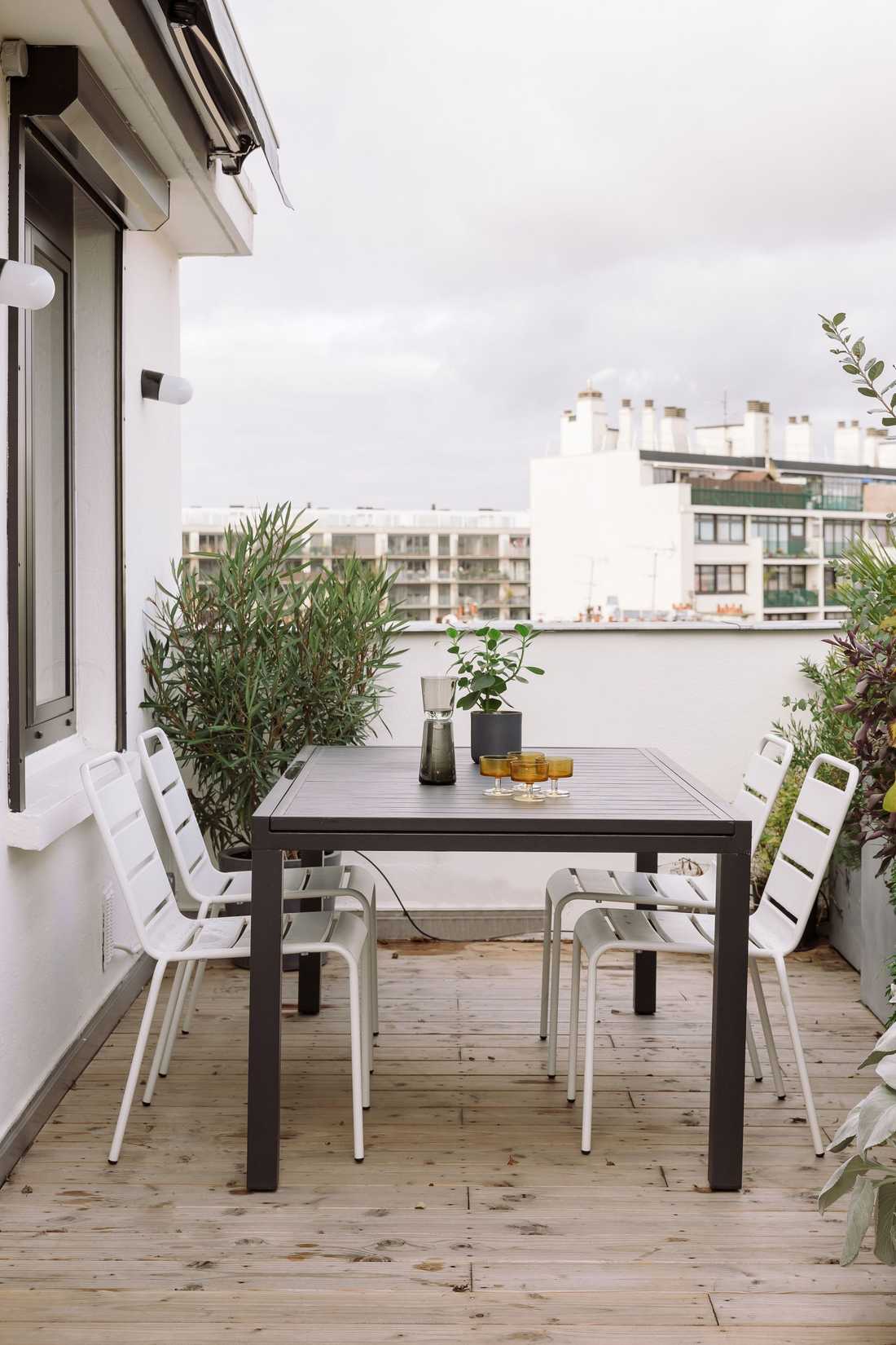 Coin repas sur la terrasse de l'appartement à Toulon