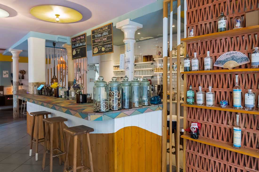 Comptoir en pietra compattata dans un restaurant de style tropical à Toulon