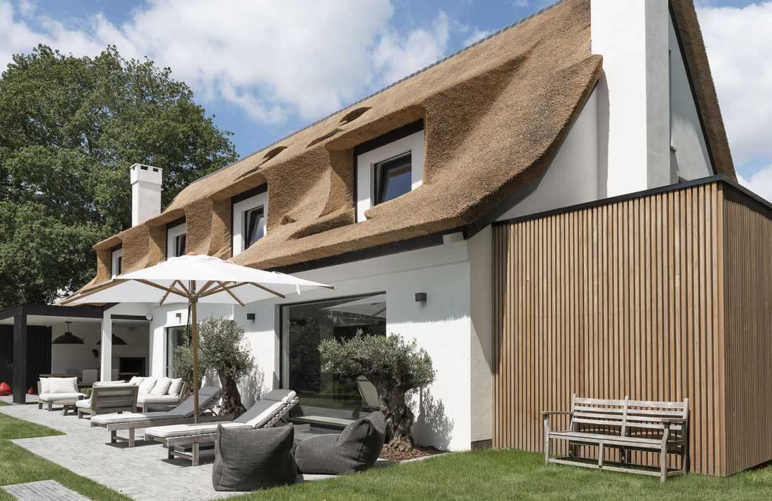 Rénovation d'une villa au toit de chaume à Toulon